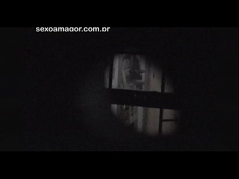 ❤️ Sarışın, içi boş tuğlaların arkasına gizlenmiş bir mahalle röntgencisi tarafından gizlice videoya alınır Güzel porno bizde