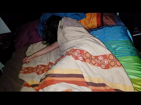 ❤️ Üvey oğul, genç üvey annesini uyurken azarlıyor. Güzel porno bizde