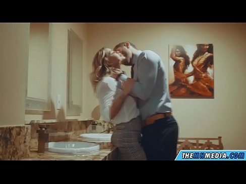 ❤️ Büyük memeli bir sarışın seni umumi tuvalette baştan çıkardığında Güzel porno bizde
